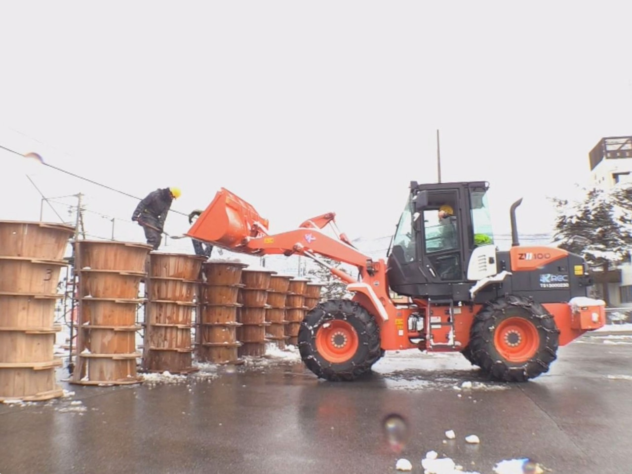 飛騨市古川町の伝統行事「三寺まいり」が、１月１５日に営まれるのを前に、市街地を照...