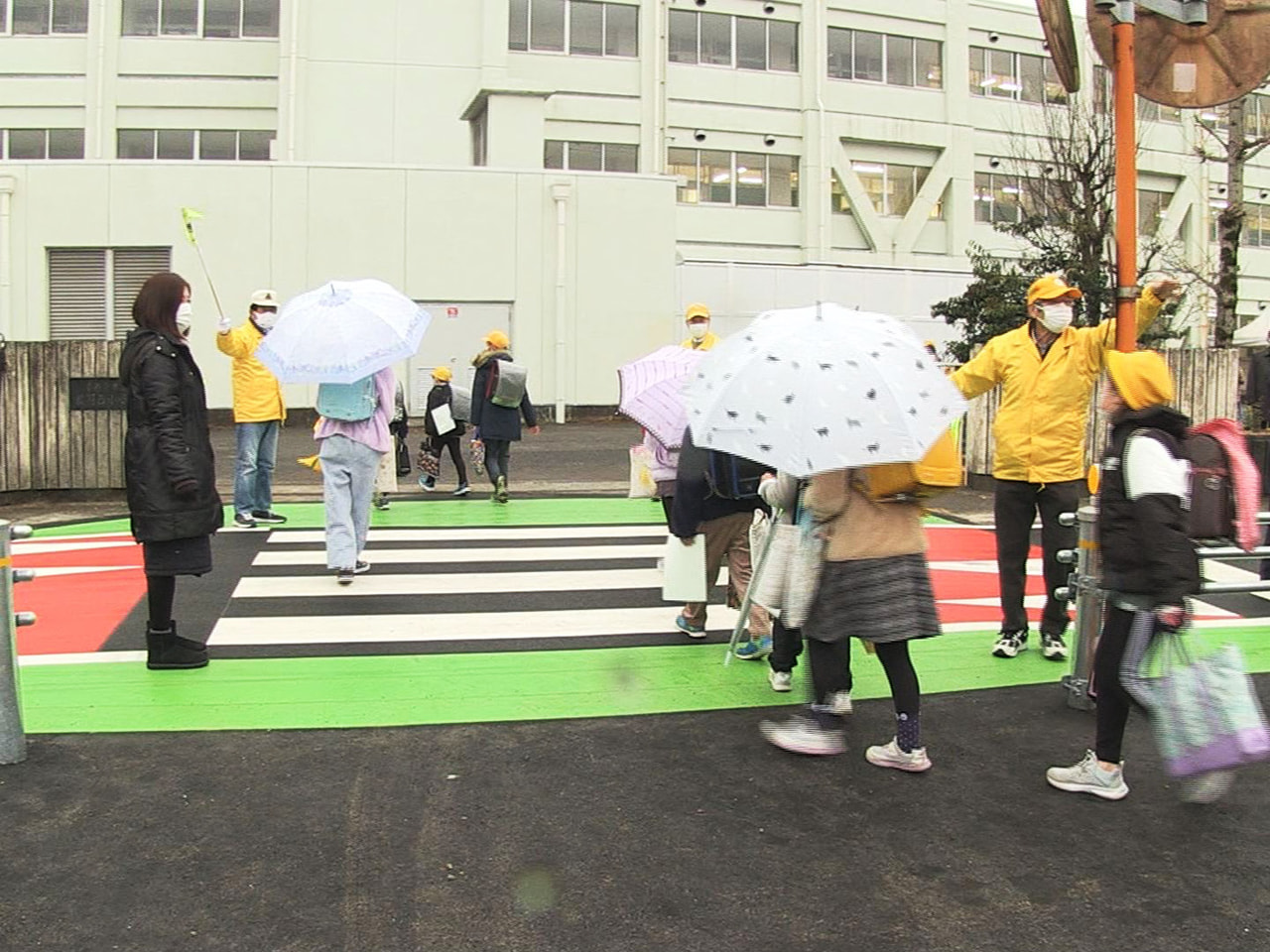 生活道路での歩行者の安全を守ろうと、通学路に障害物などを設置して、物理的に車のス...