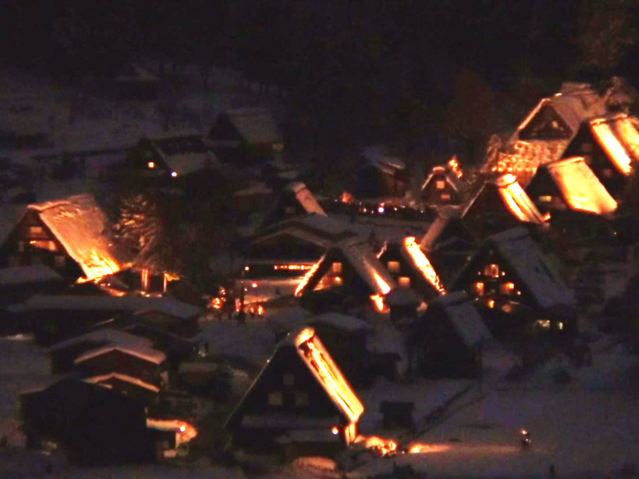 ユネスコの世界文化遺産に登録されている大野郡白川村の「白川郷」で、冬恒例のライト...