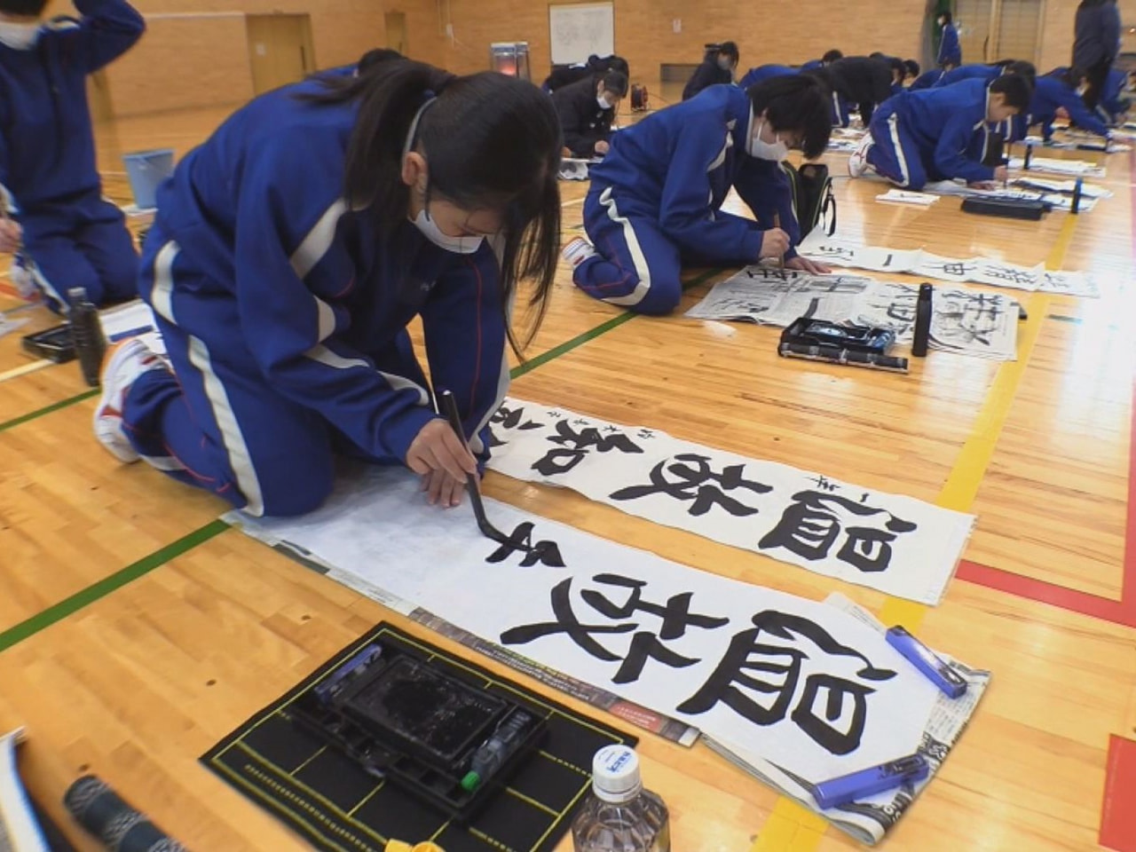 岐阜県高山市の中学校で１３日、冬休み明け恒例の書初めの会が行われ、全校生徒６５人...