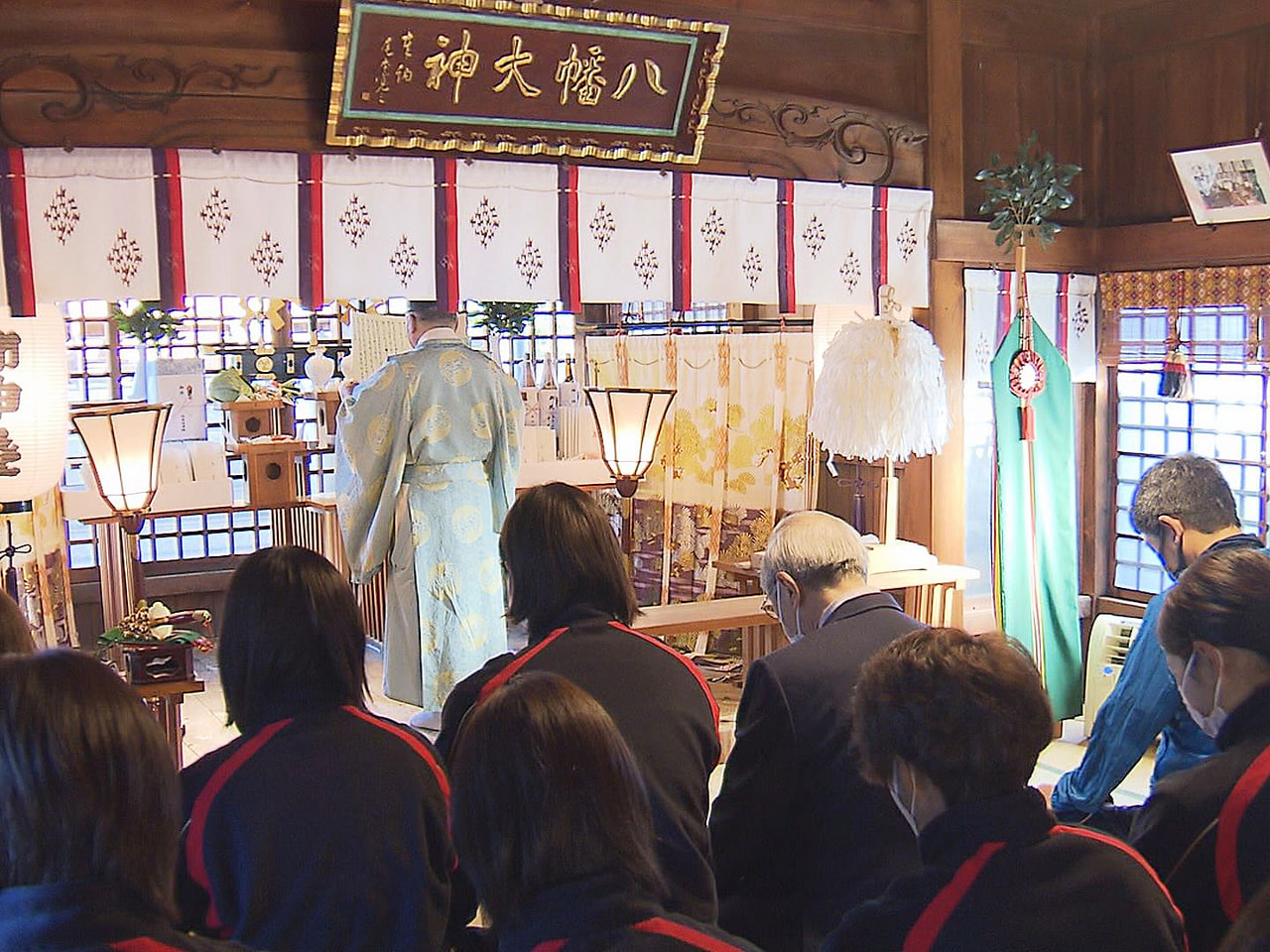 ソフトボール女子JDリーグ大垣ミナモの選手らが15日、大垣市の神社で新年の必勝祈...