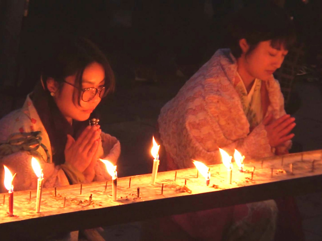 飛騨市で１５日夜、江戸時代から続く伝統行事「三寺まいり」が行われ、着物姿の女性ら...