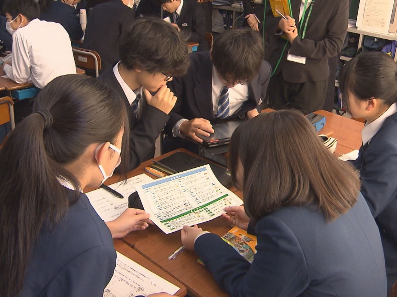 大学生が税や財政に関する知識を伝える出張授業が岐阜市の中学校で行われ、参加した生...