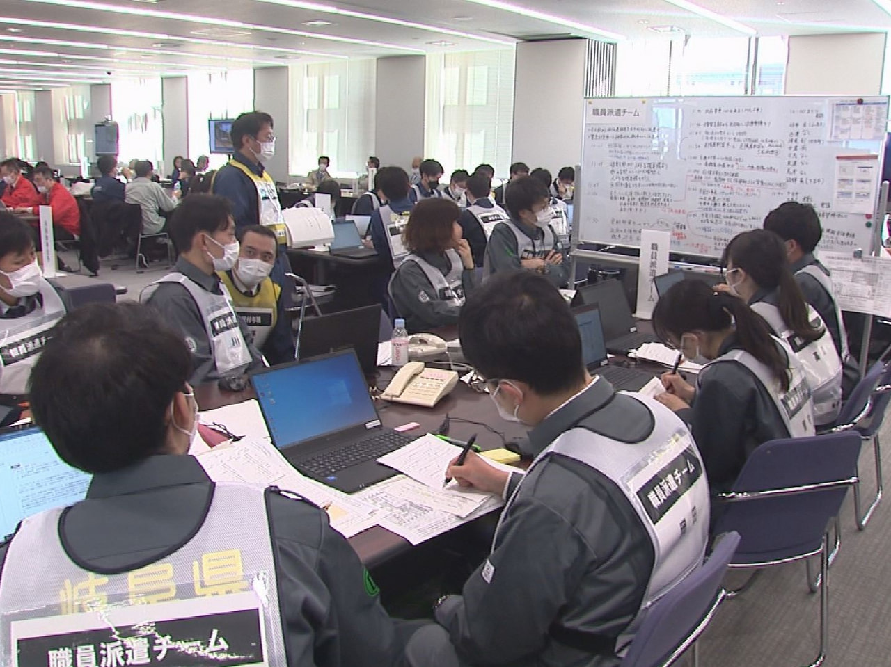 １月に開庁した岐阜県の新しい庁舎で１８日、大規模地震の発生を想定した防災訓練が行...