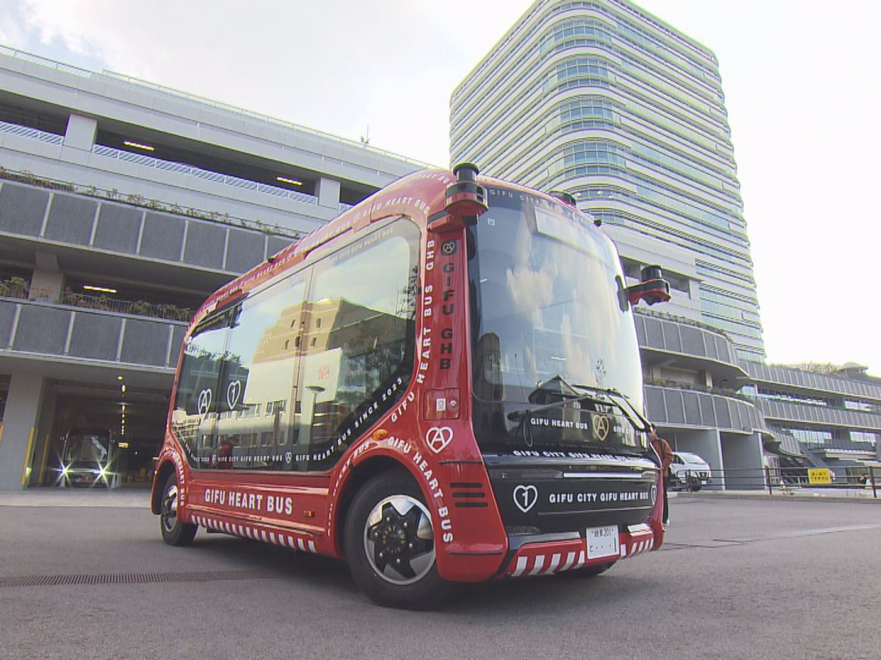 運転手不足の解決策として、岐阜市が実証実験を続ける自動運転バス「ギフハートバス」...