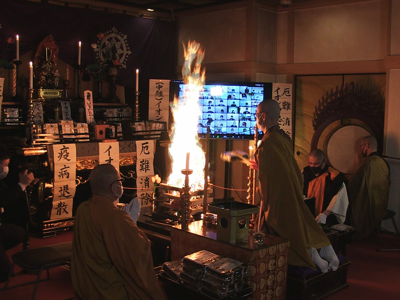 ２月３日の節分を前に名古屋市のお寺で２０日、縁起物の「恵方巻」に使う焼きのりの祈...