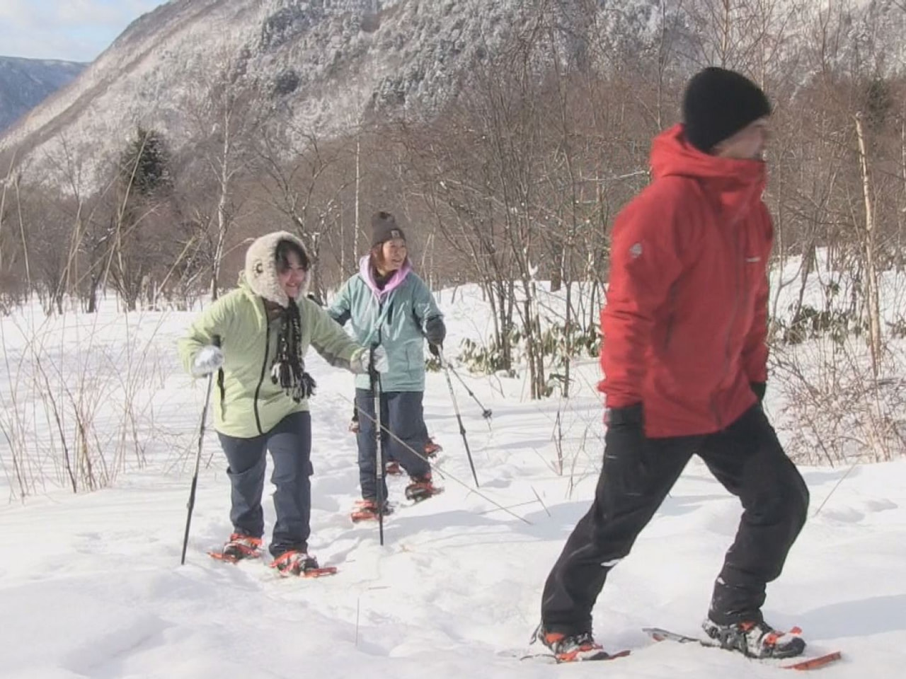 高山市奥飛騨温泉郷の鍋平高原一帯でスノーシューを履いて白銀の大自然を散策するツア...