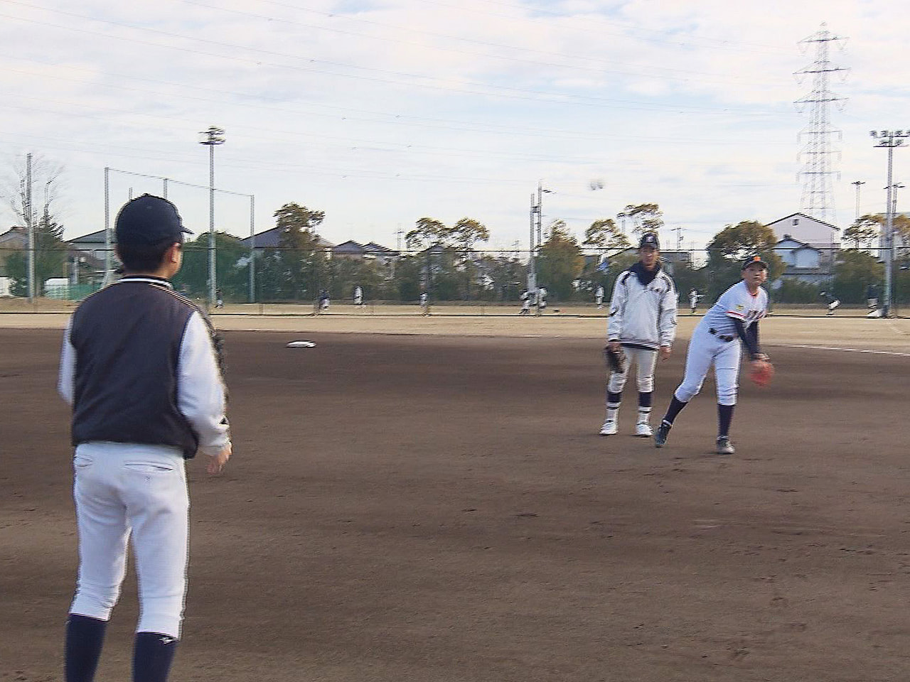 子どもたちにスポーツの楽しさを感じてもらおうと、大垣北高校の野球部員が地元の小学...