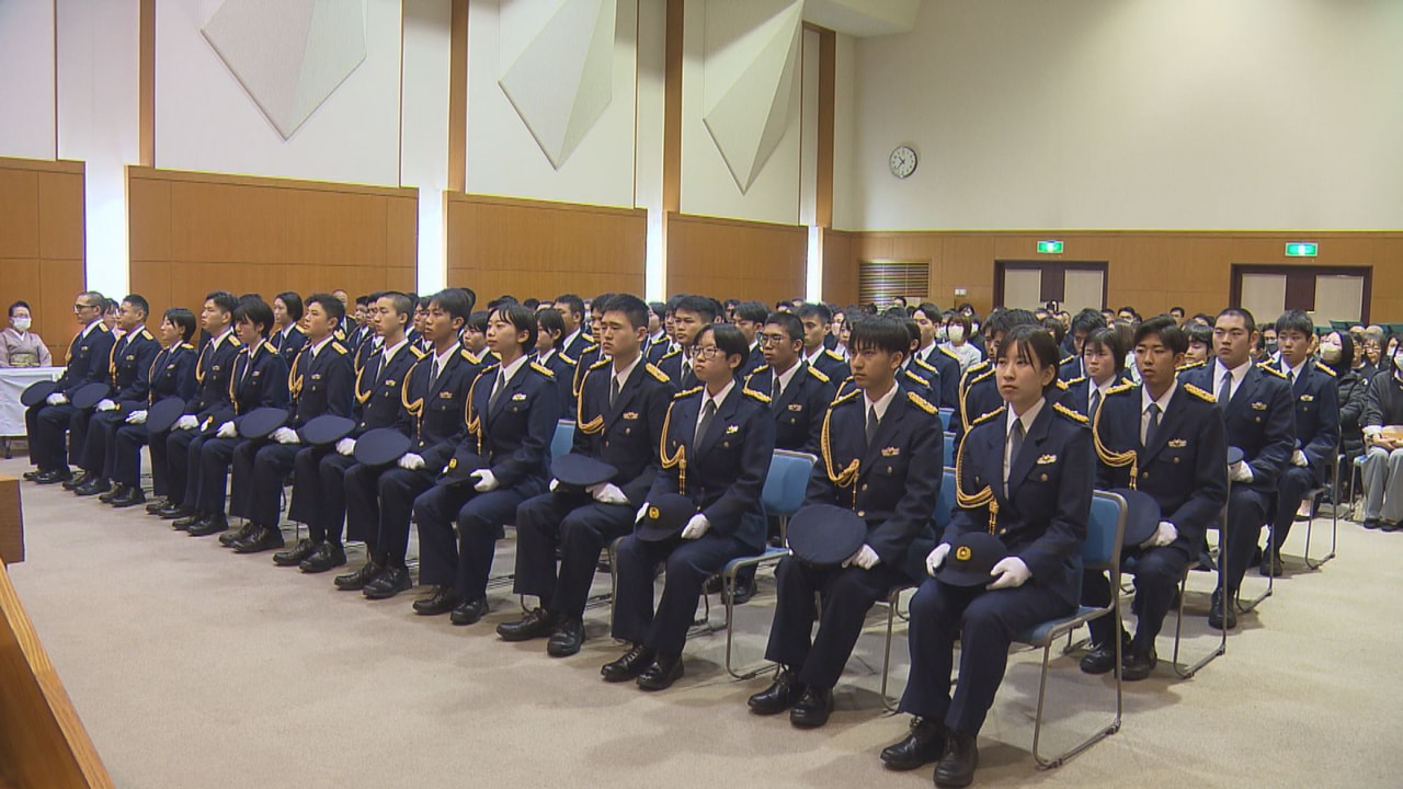 関市の県警察学校で２３日、初任科生の卒業式が行われ、新人警察官が決意を新たにしま...