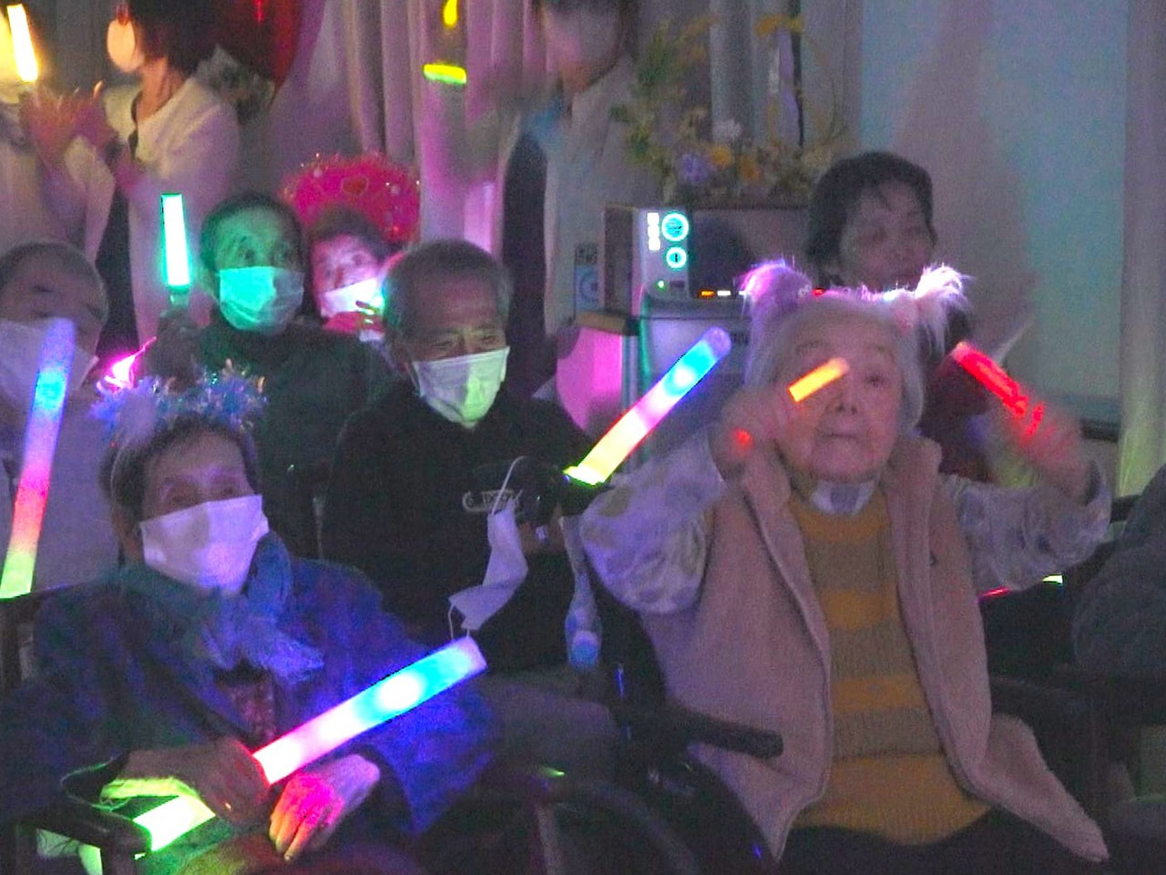 高齢者施設がまるでディスコに。羽島郡笠松町の施設で、音楽に合わせて体を動かし、楽...