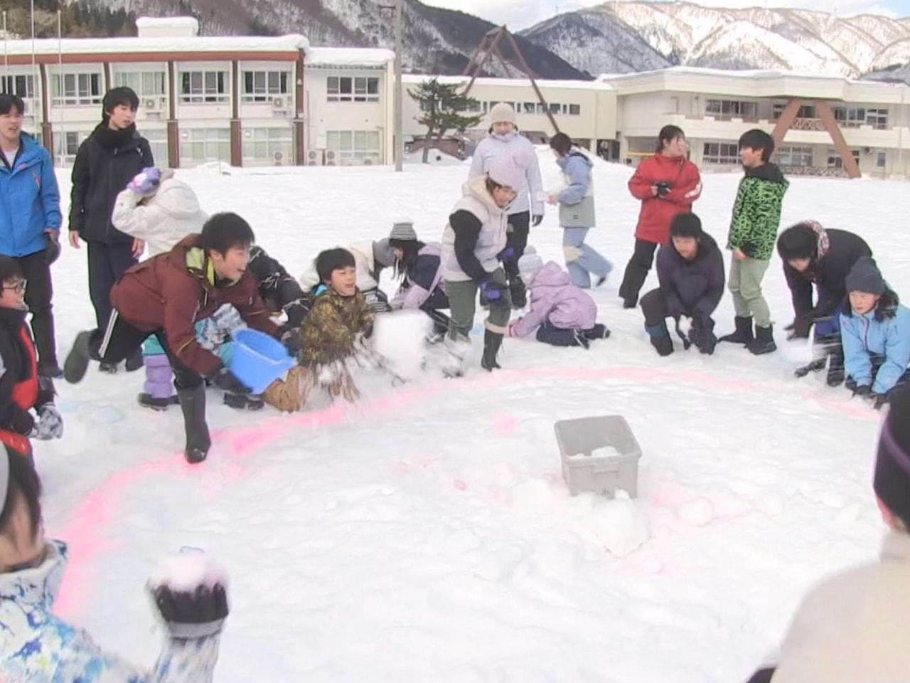 大野郡白川村の白川郷学園で雪上運動会が行われ、雪の降り積もったグラウンドで児童生...