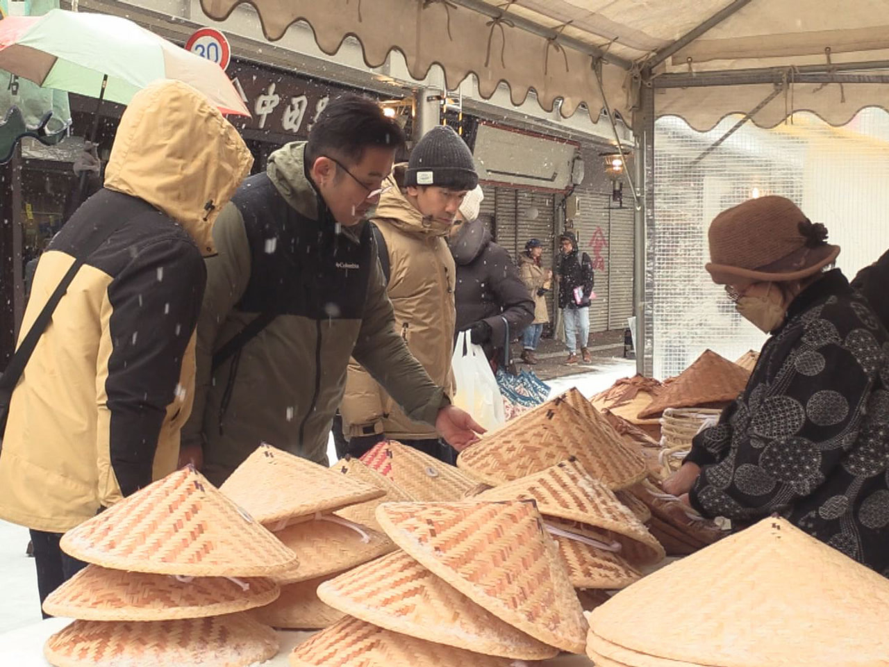 飛騨高山の冬の風物詩「二十四日市」が開催され、伝統工芸品などを買い求める人たちで...