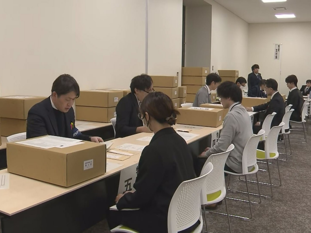 衆議院選挙が２７日公示されるのを前に２６日、県庁では立候補の受付リハーサルが行わ...