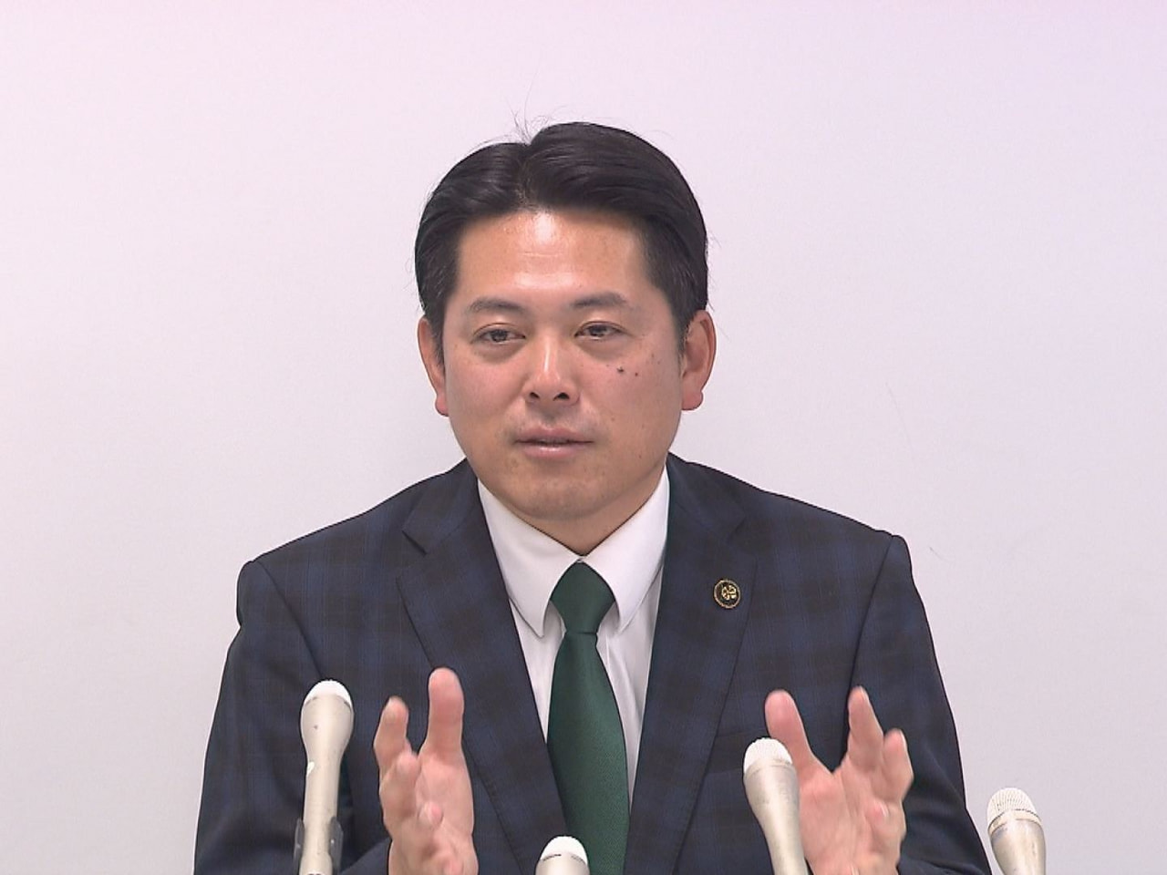 １日に投開票が行われた岐阜市長選挙で、３選を果たした柴橋正直氏は２日、記者会見し...