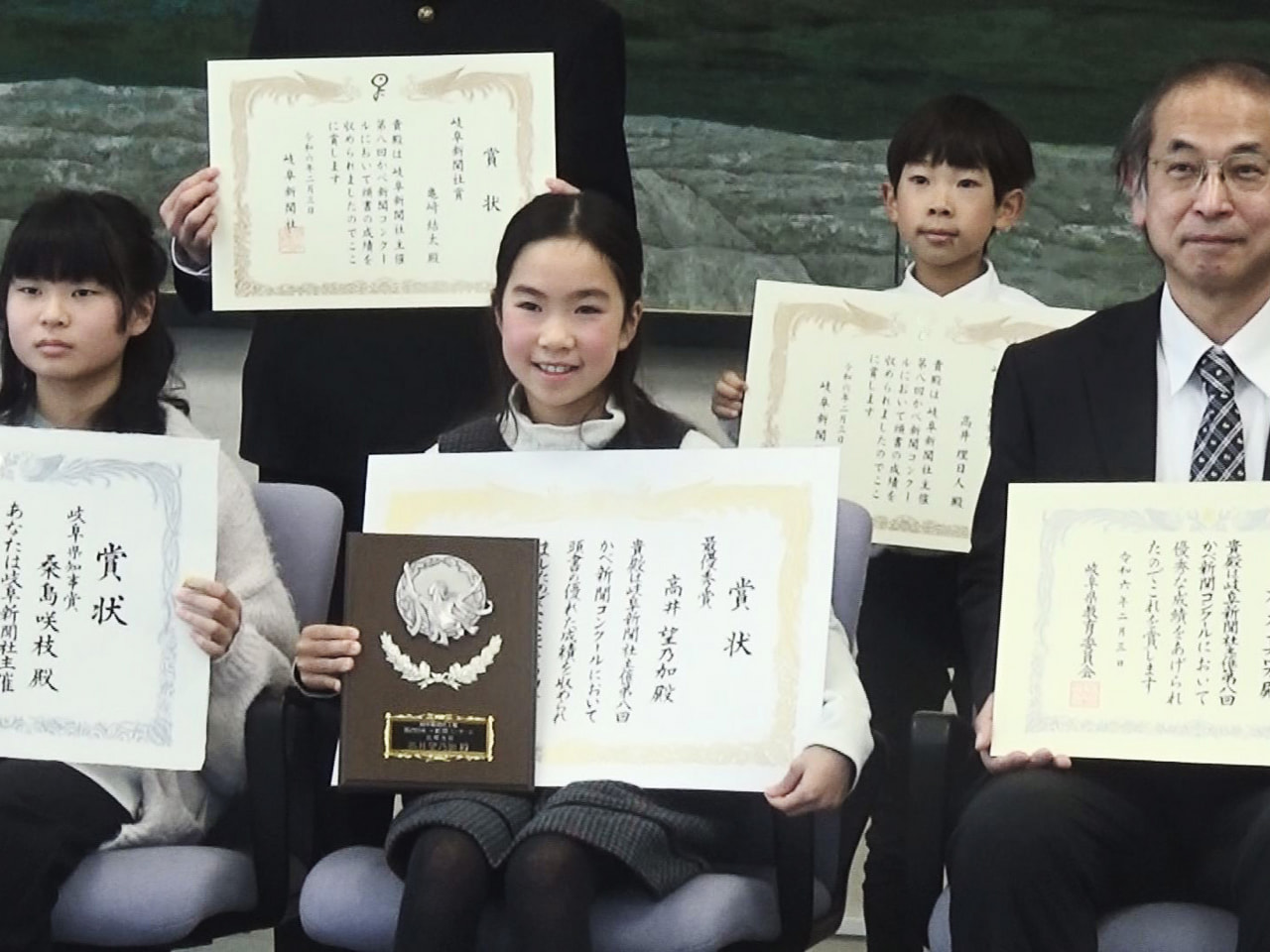 県内の小中学生が手作りした新聞作品の出来栄えを競う「かべ新聞コンクール」の表彰式...