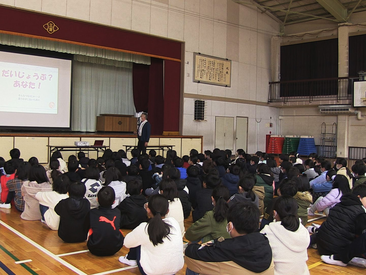 インターネットの安全な使い方を学ぶ講演会が６日、岐阜市の小学校で行われ、子どもた...