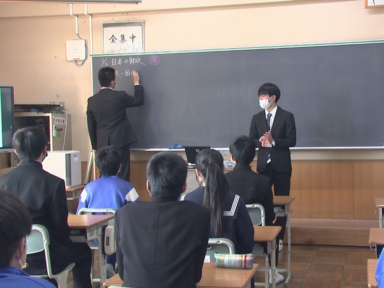 大学生による財政の授業が６日、山県市の中学校で行われ、生徒が国の財政や日本の将来...