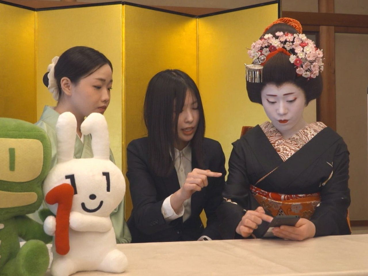 ２月１６日から始まる確定申告を前に、舞妓が岐阜市の料亭でスマートフォンを使った申...