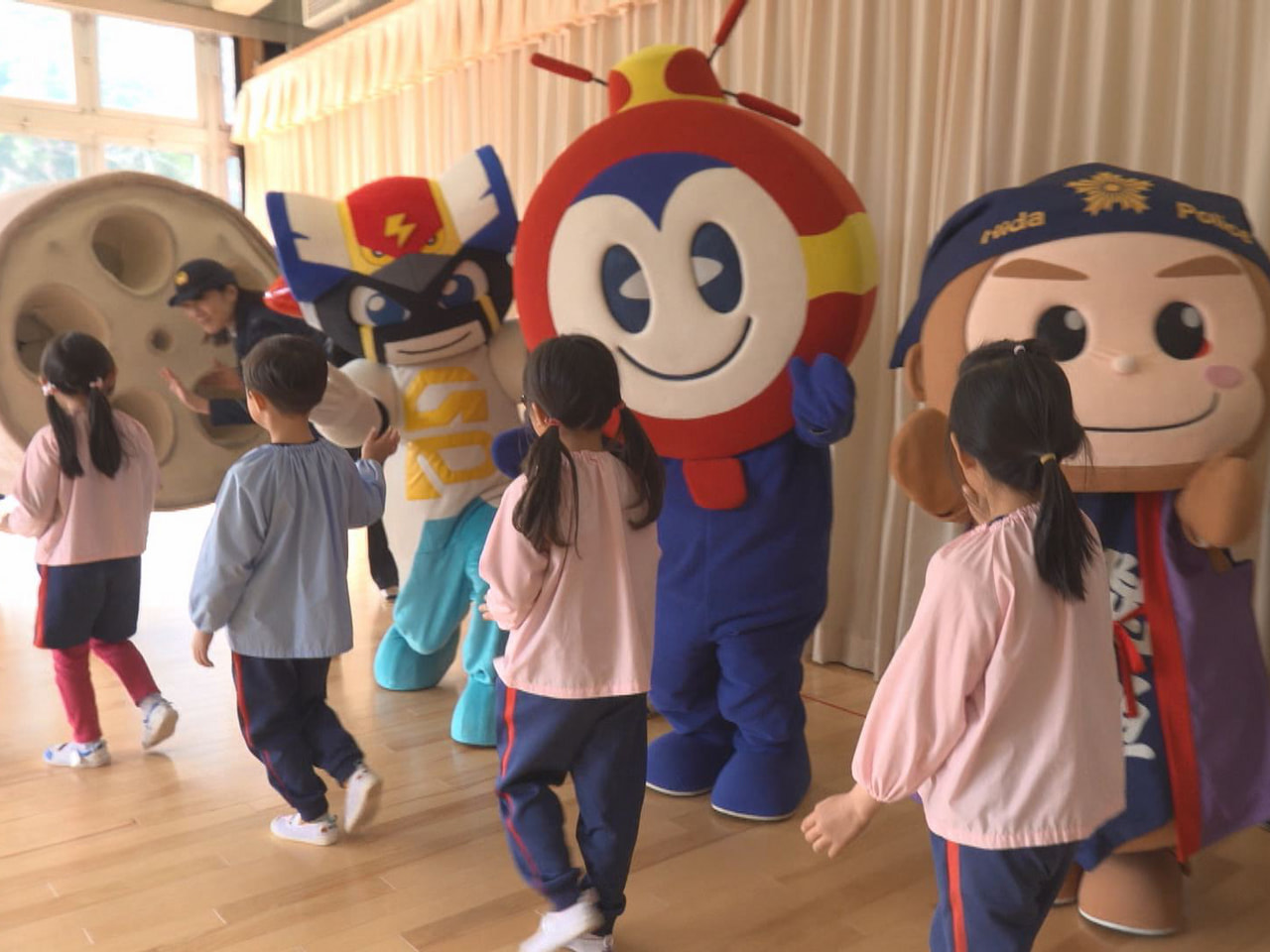 岐阜県警や各警察署のマスコットが関市の幼稚園に大集合。園児とのふれあいを通じて交...