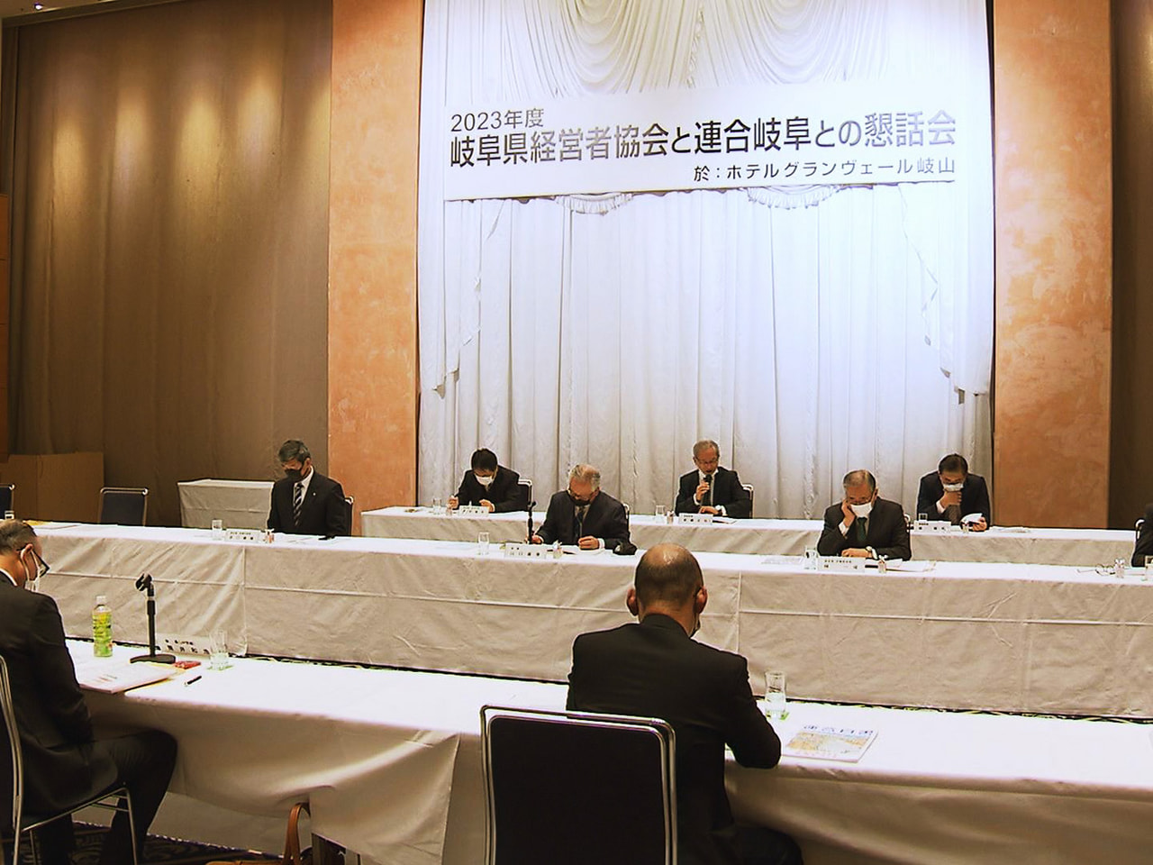 連合岐阜は１４日、県経営者協会と意見交換を行い、賃金の引き上げや労働者の処遇改善...