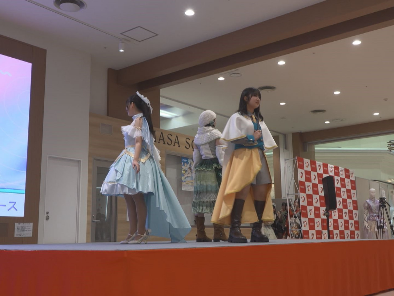 岐阜県内の高校生がデザインした衣装を披露する、ファッションショーが岐阜市の商業施...