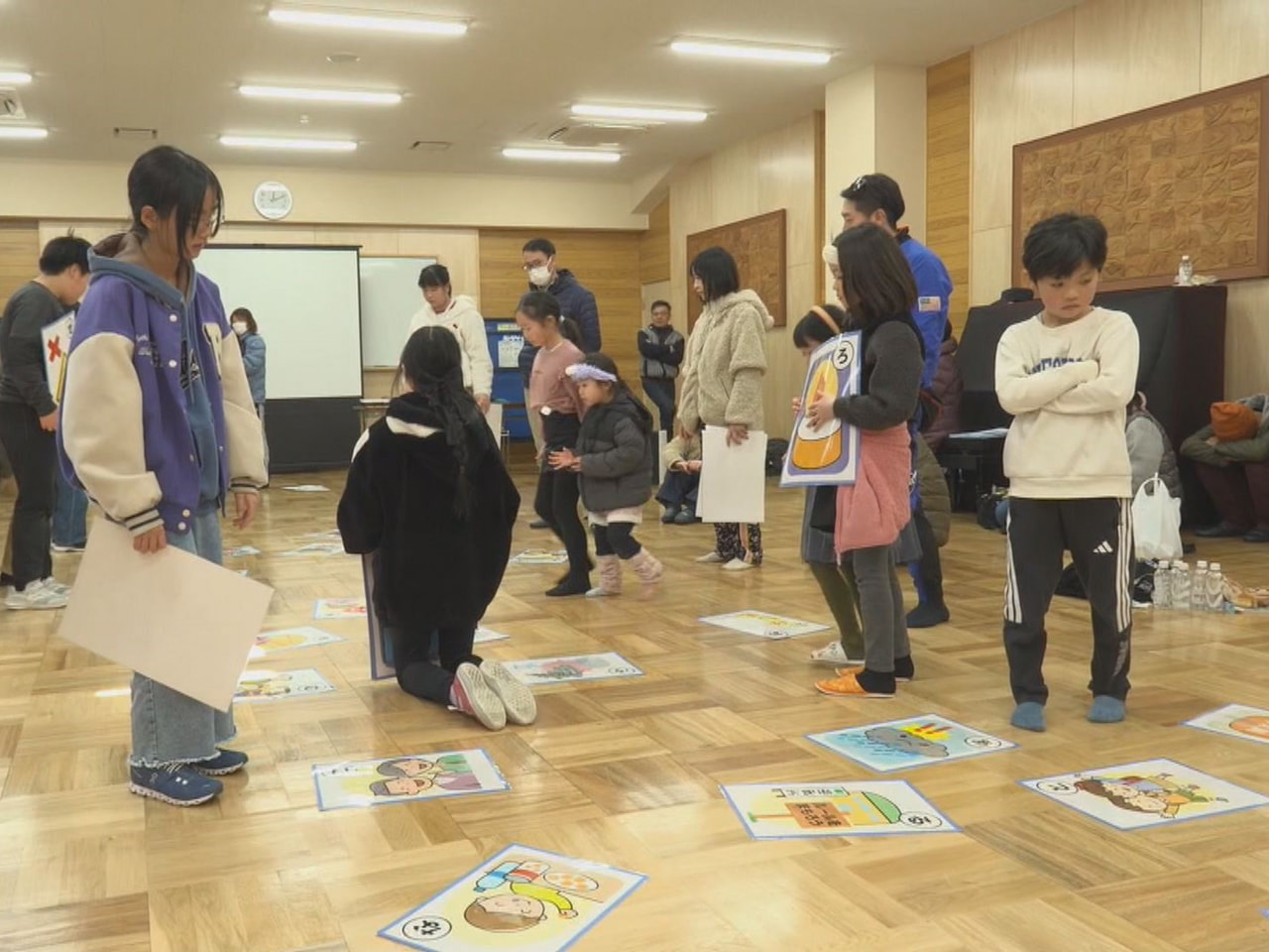 岐阜県高山市で冬場の災害を想定した防災訓練が行われ、参加した住民らが避難所開設の...