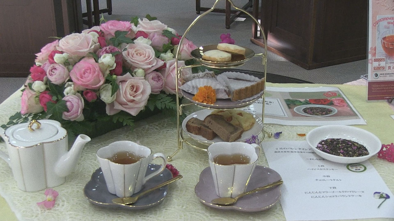 東海学院大学の学生が、県内産のお茶とバラを使った香り華やかな和紅茶を考案し、関係...