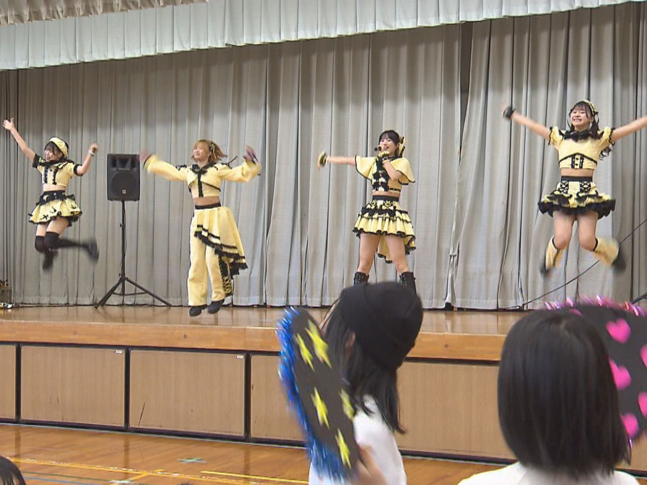 岐阜のご当地アイドル『蜂蜜★皇帝』が２６日、岐阜市の特別支援学校でライブを行い、...