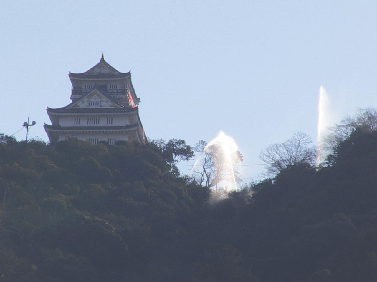 岐阜市の金華山で28日、火災を想定した訓練が行われ、消防署員らが発生時の連携を確...