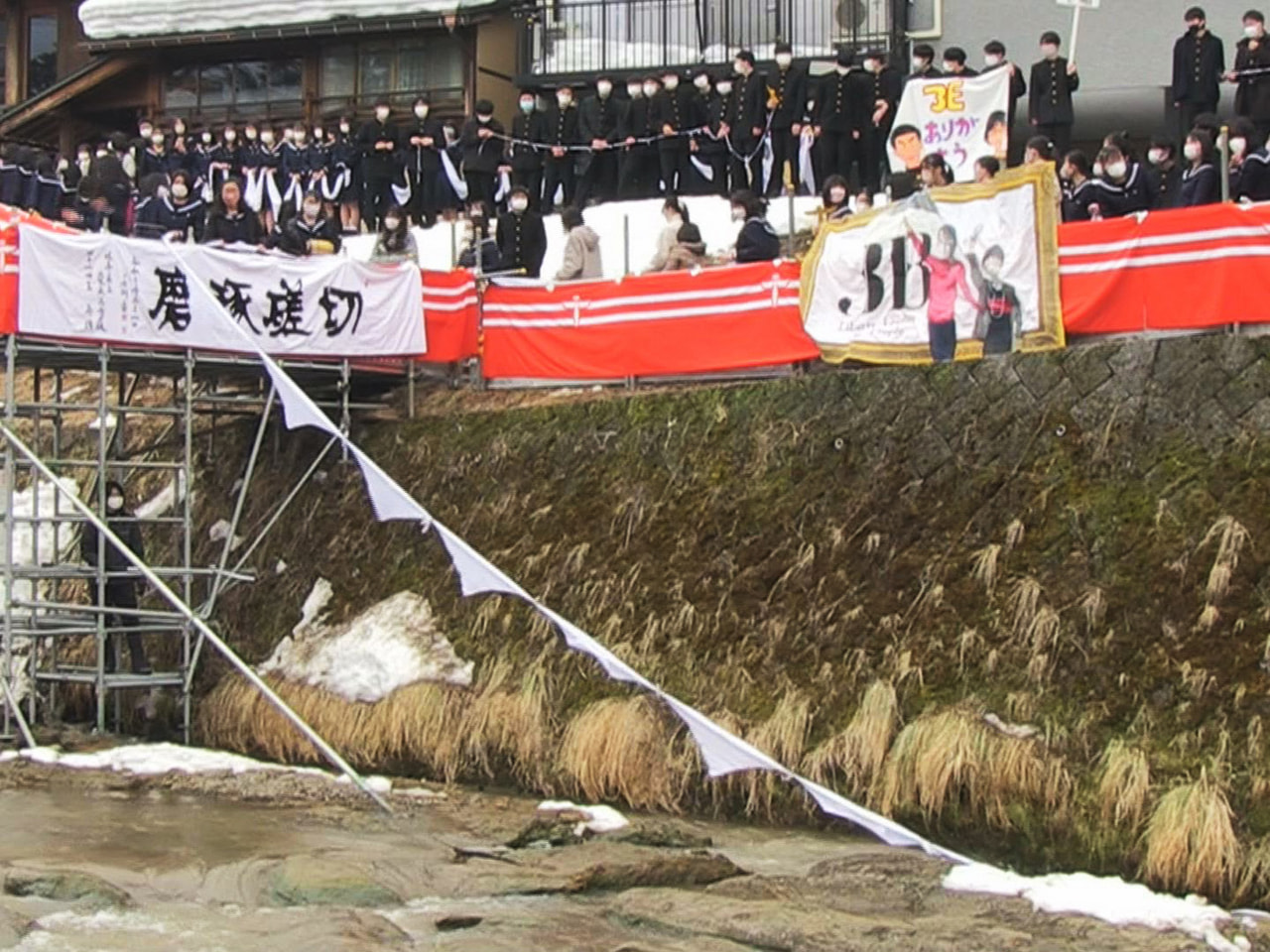高山市の斐太高校で1日、伝統の「白線流し」が行われ、卒業生らが永遠の友情を誓い合...
