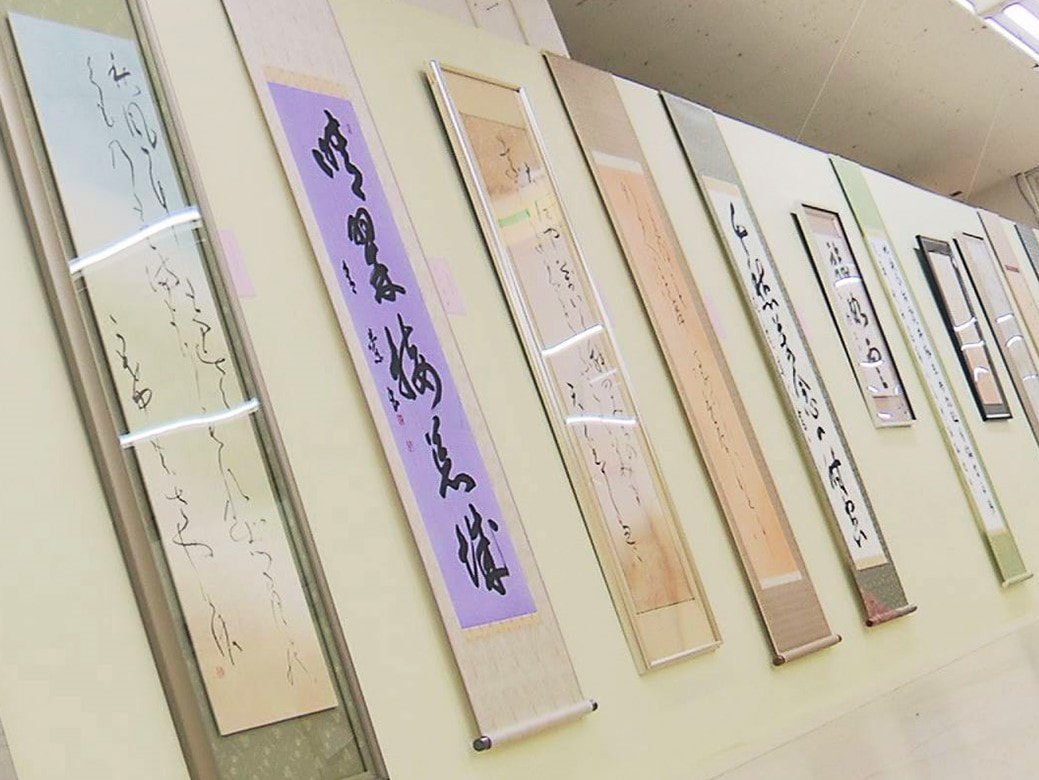 県内で活躍する書作家の作品を一堂に集めた墨の祭典 県書作展が、２日から岐阜市の岐...
