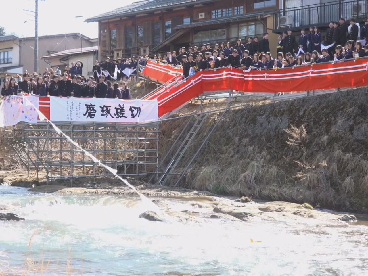 県内の多くの高校で卒業式があった１日、高山市の斐太高校では、伝統の「白線流し」が...