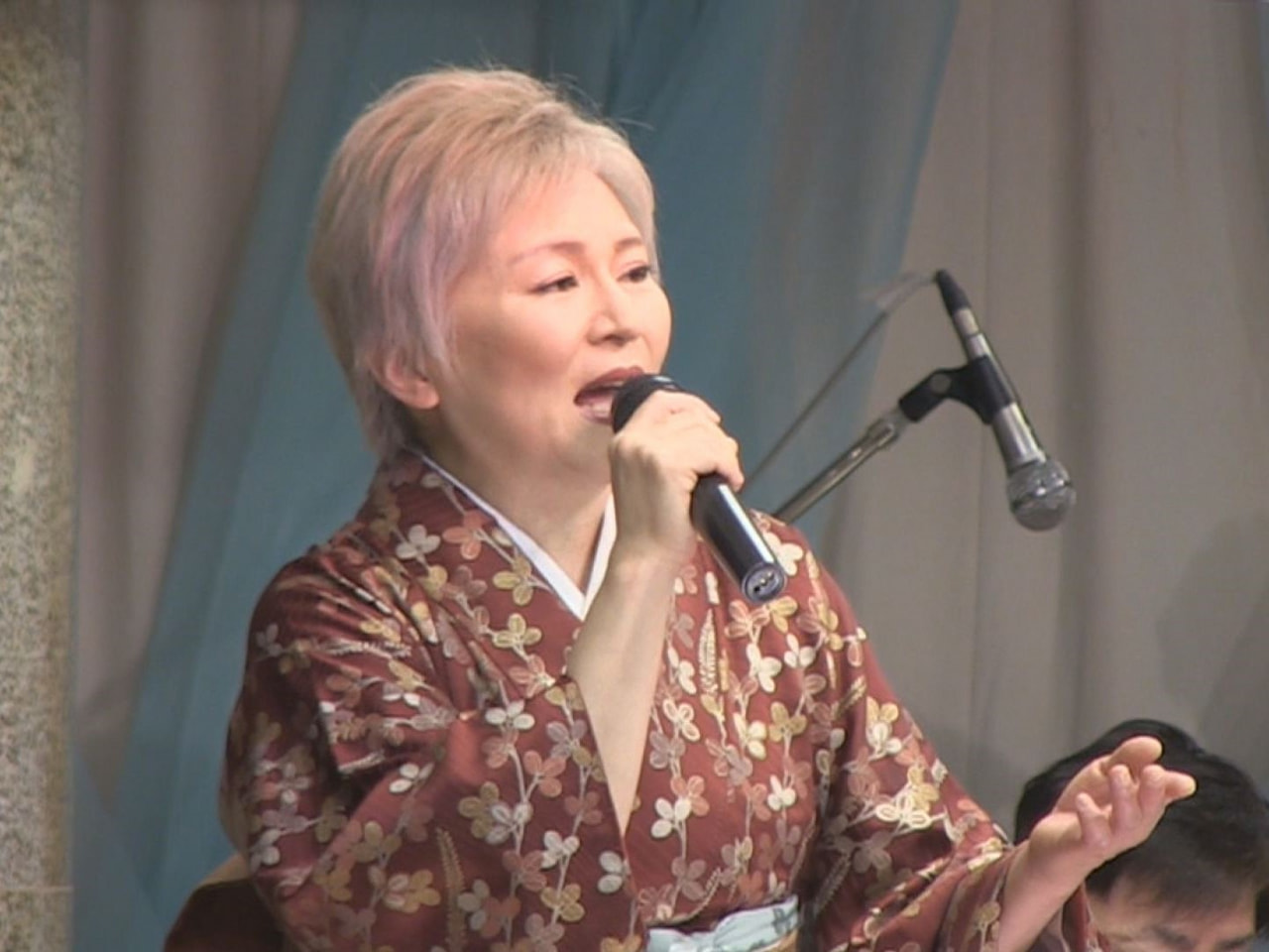 岐阜県中津川市出身の歌手、遠山洋子さんが、恵那市を舞台にした新曲「恵那の波濤」を...