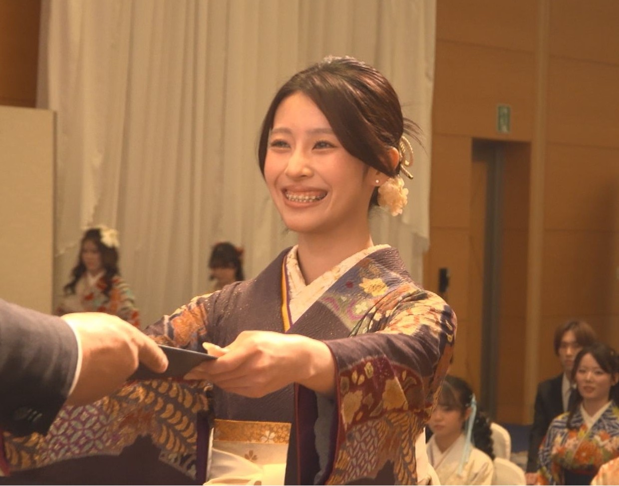 岐阜市の岐阜美容専門学校の卒業式が開かれ、２年間の専門課程を修了した３４人が新た...