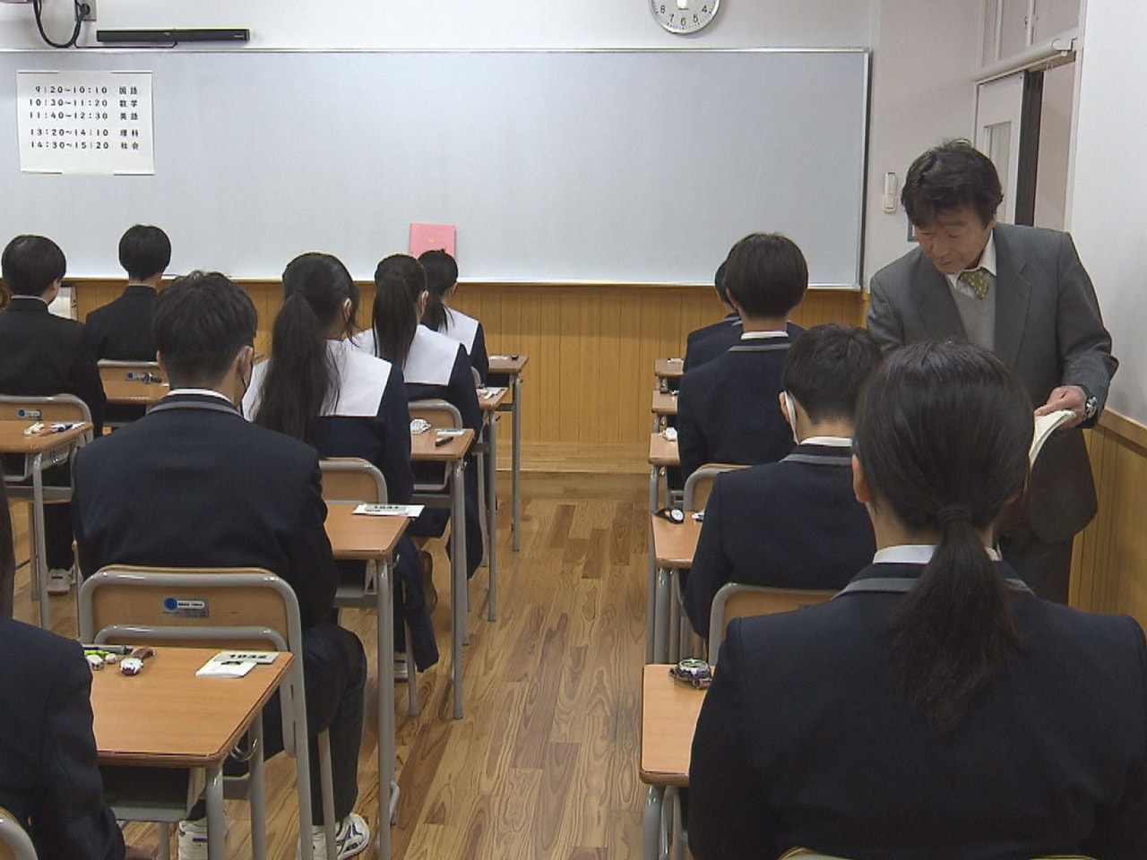 県内の公立高校入試の第一次選抜が４日行われ、約１万２０００人の受験生が試験に挑み...