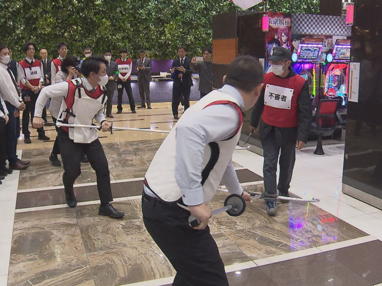 パチンコ店での事件やトラブルに対応しようと岐阜市の店舗で４日、対応訓練が行われま...