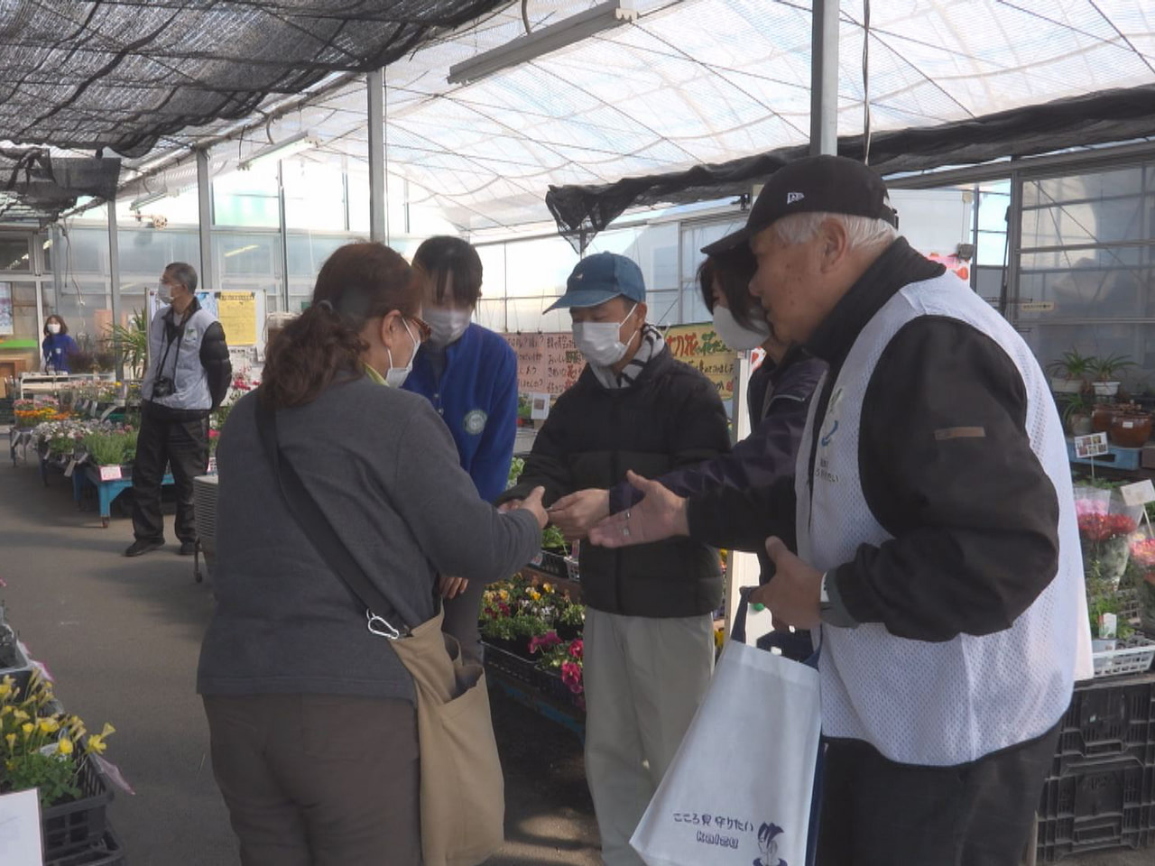 ３月の自殺対策強化月間に合わせ、海津市の市民ボランティア団体が５日、市内の商業施...