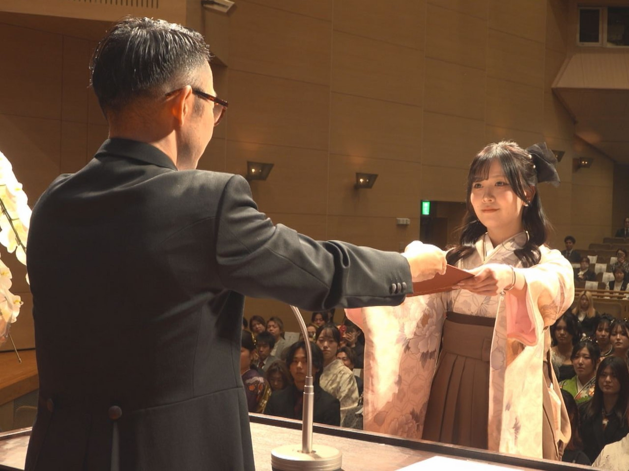 岐阜市のベルフォート美容専門学校の卒業式が市内で開かれ、卒業生６５人が新たな一歩...