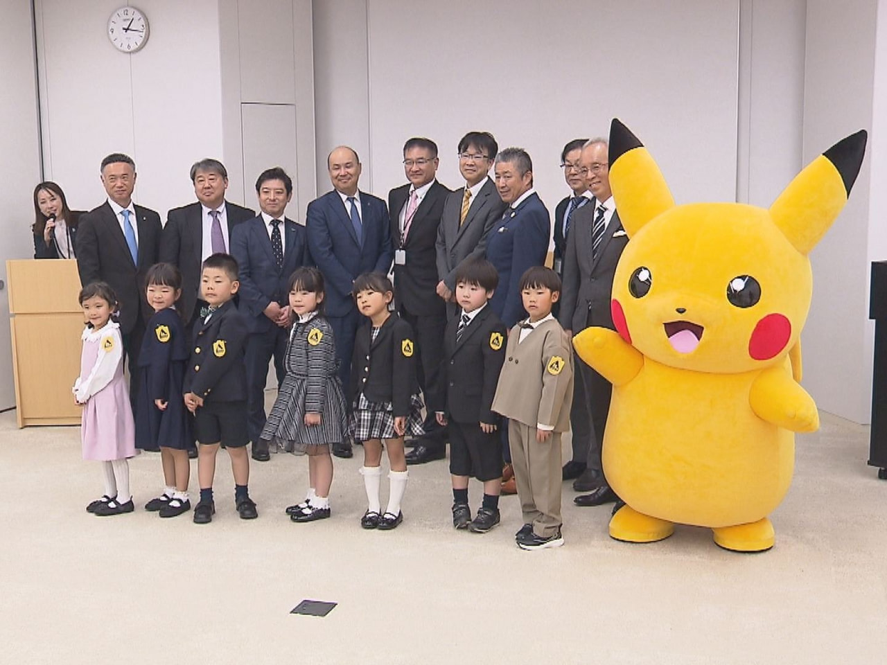 交通安全を願ってことしも 小学校に入学する新１年生全員に「黄色いワッペン」が贈ら...