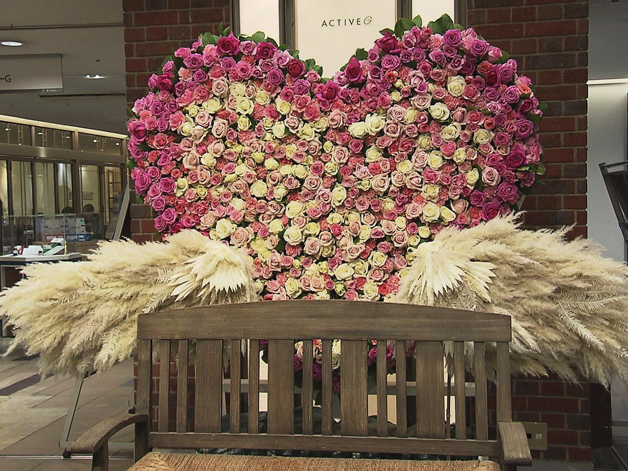3月14日のホワイトデーに合わせ、高校生が花を使って製作したSNS映えスポットが...