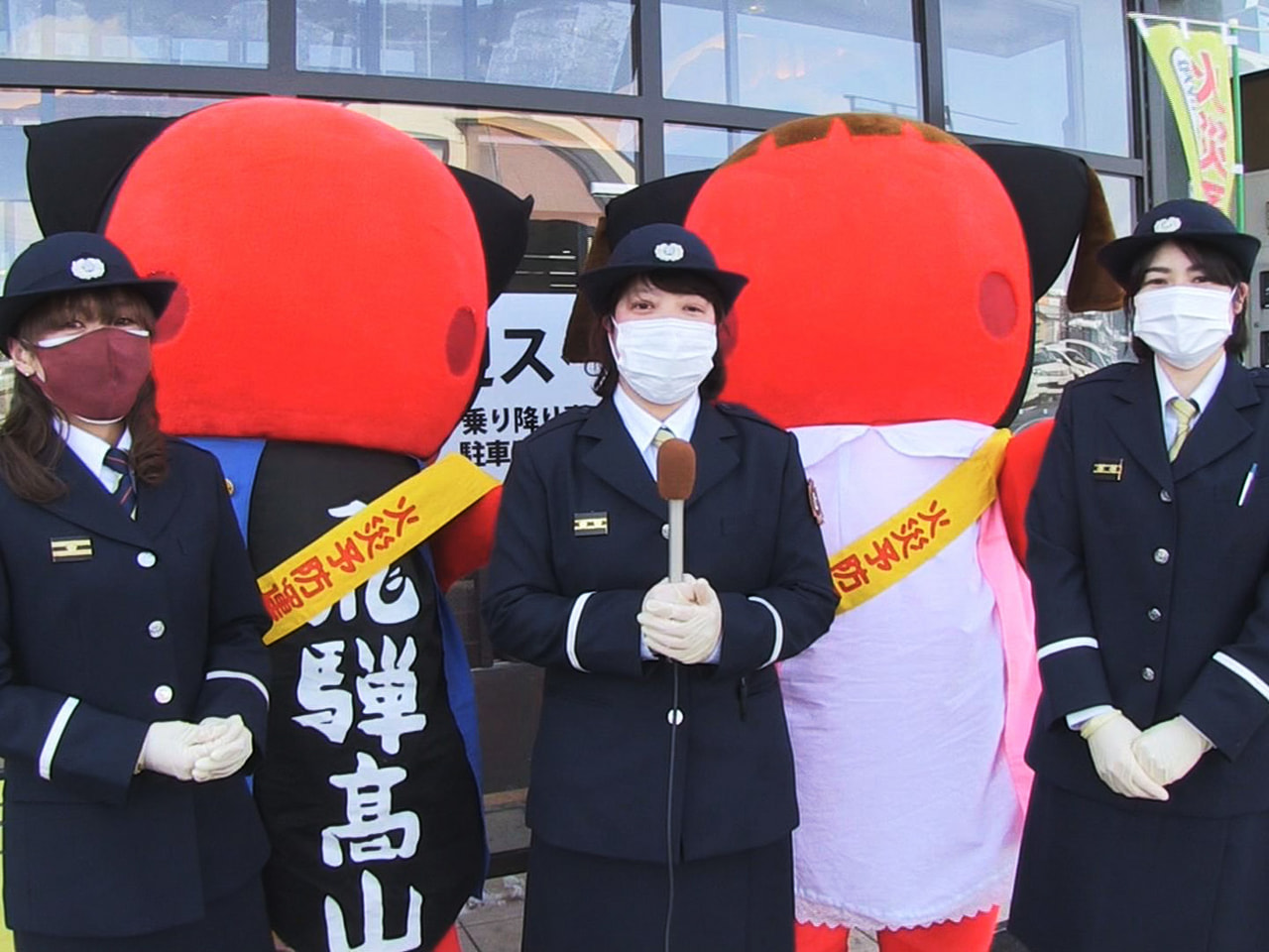 3月1日から7日までの春の全国火災予防運動の一環として消防署員らがスーパーの店頭...