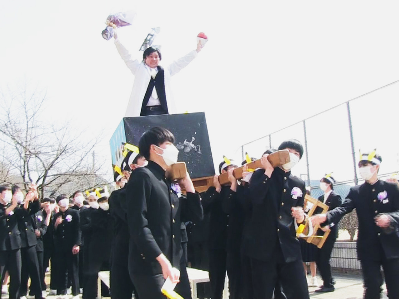 県内の多くの中学校で８日卒業式が行われ、このうち高山市の東山中学校では、卒業生が...