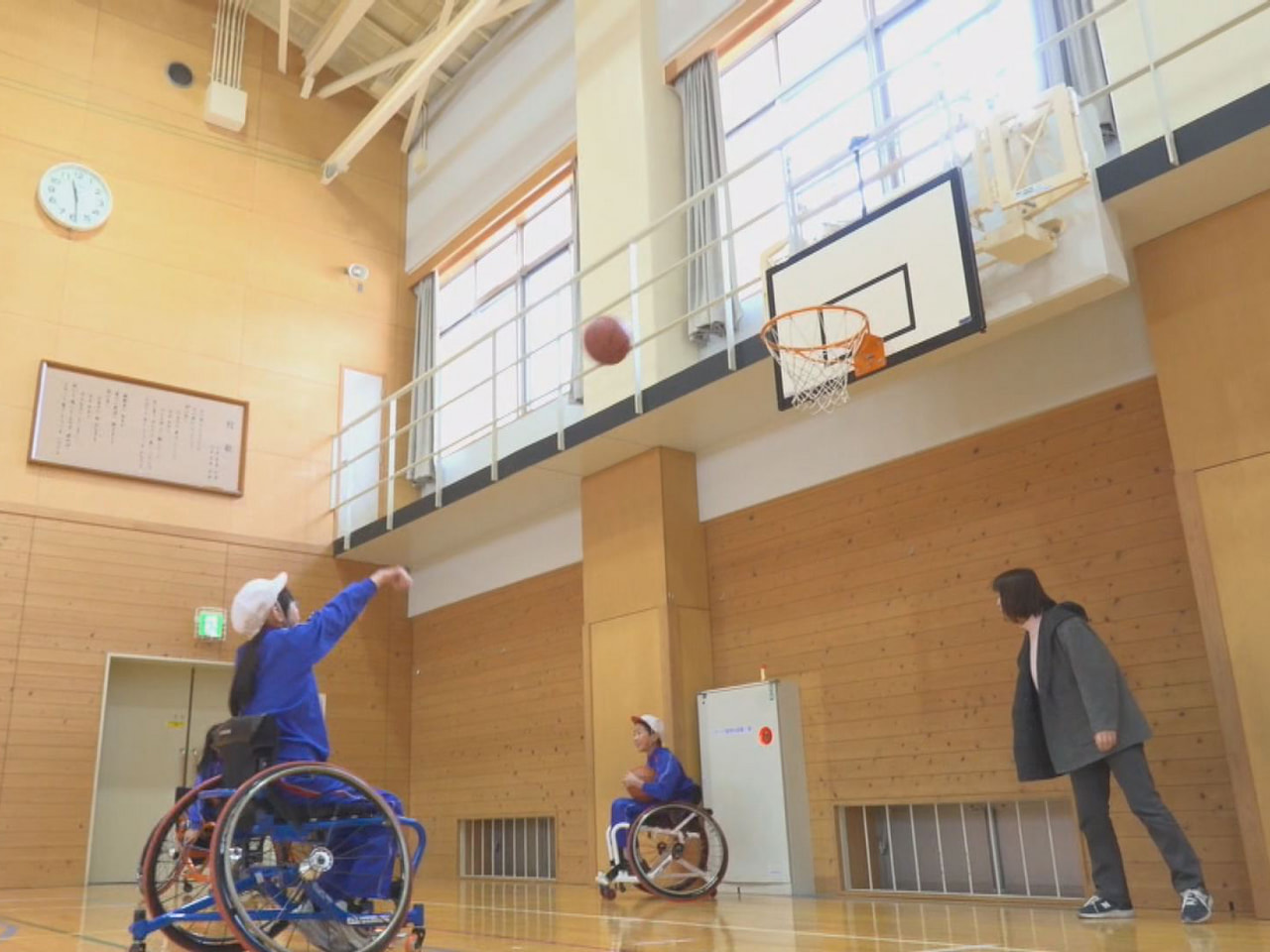 車いすバスケットボールの体験授業が１０日、高山市の小学校で行われ、児童らはパラス...