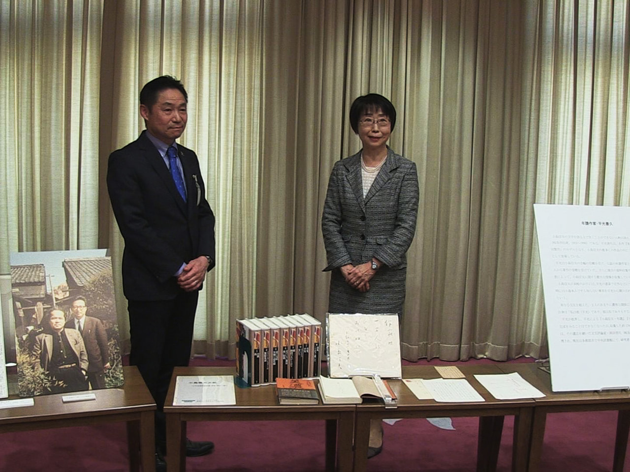 岐阜市出身の芥川賞作家、故・小島信夫さんの文献の寄贈者に10日、寄贈先の県図書館...