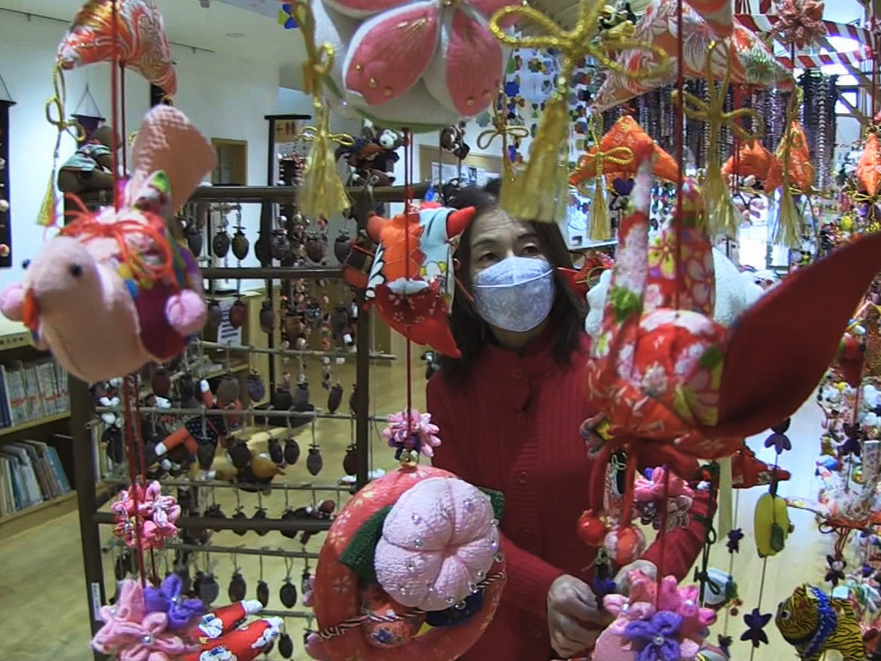 糸の先に布で作った人形などをつるした華やかな「つるし飾り」を集めた催しが中津川市...