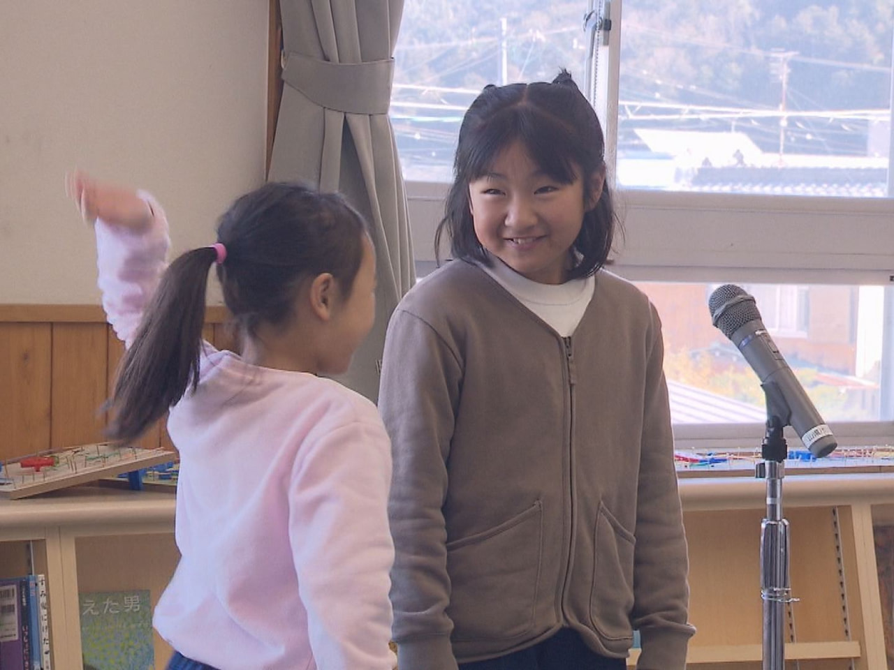 山県市の小学校で、プロの放送作家や芸人から漫才の手法などを学ぶ「漫才ワークショッ...