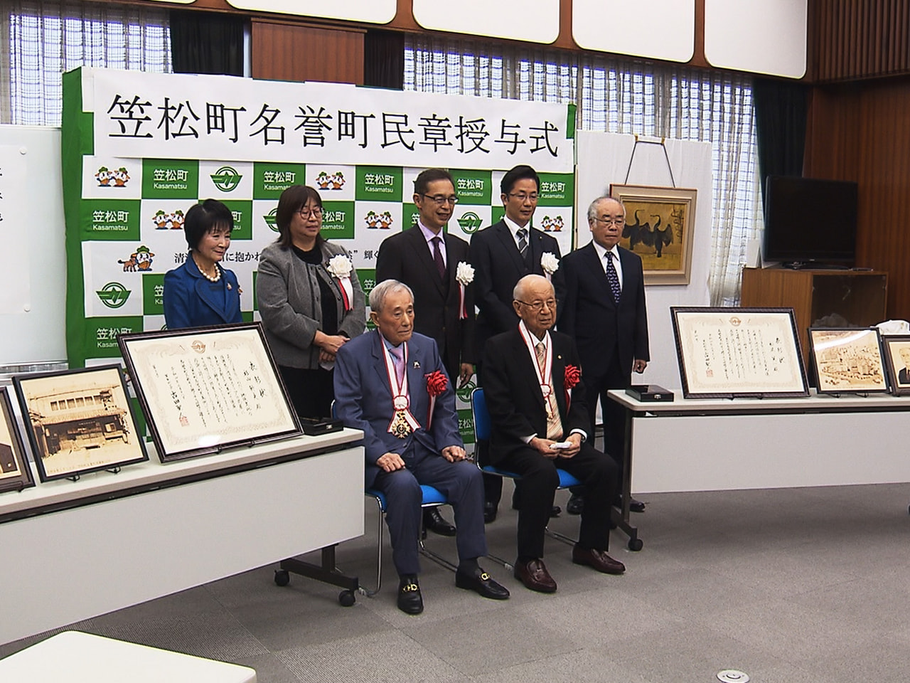 羽島郡笠松町の名誉町民に選ばれた岐阜新聞最高顧問の杉山幹夫さんと、松波総合病院名...