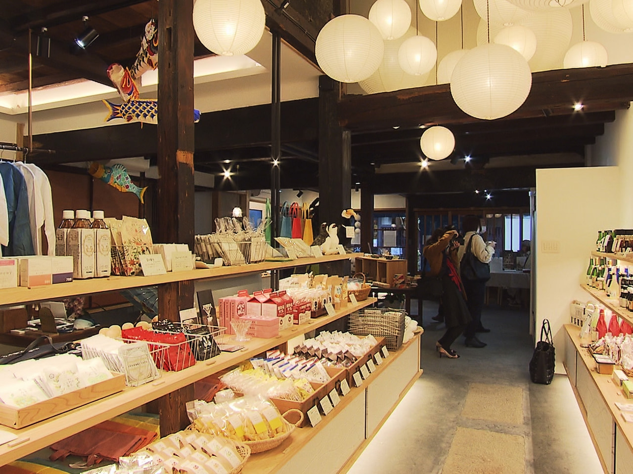 長良川流域で作られた工芸品や地酒などを集めた岐阜市のセレクトショップ「長良川デパ...
