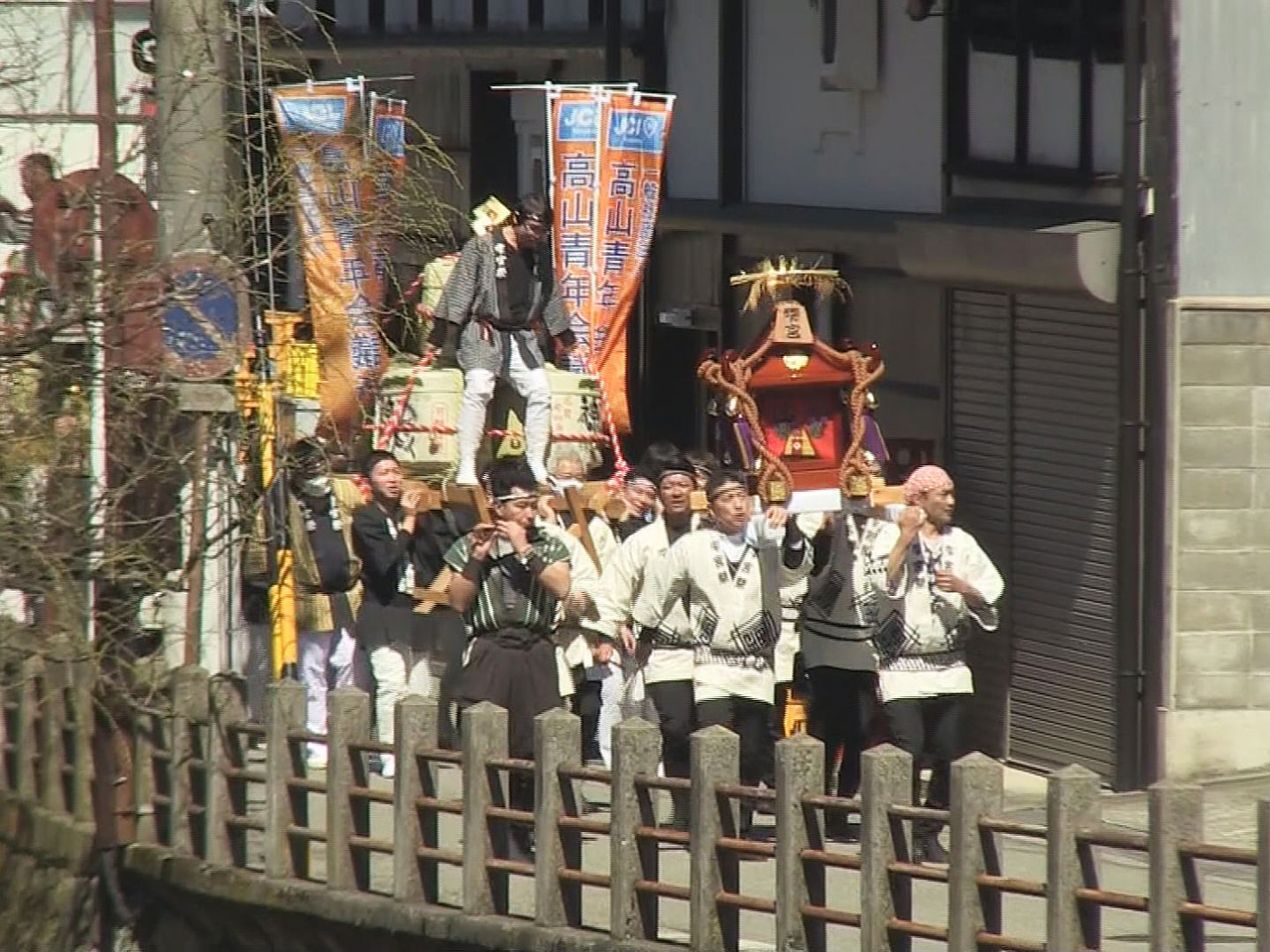 岐阜県高山市の中心市街地を酒だるみこしを担いで練り歩く「雫宮祭」が１９日、４年ぶ...