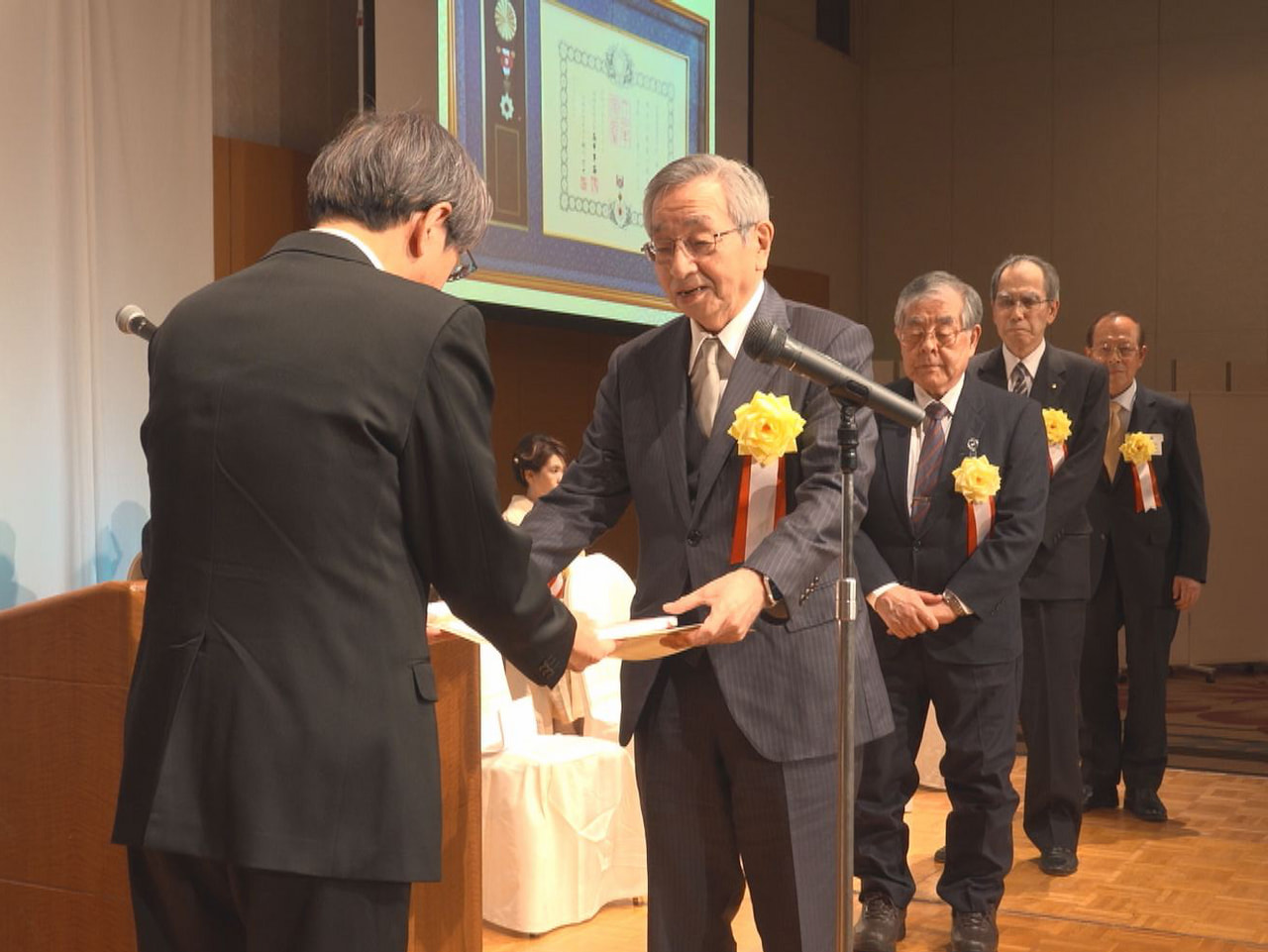 県歯科医師会は２０２５年度に叙勲や大臣表彰などを受けた会員をたたえる祝賀会を開き...